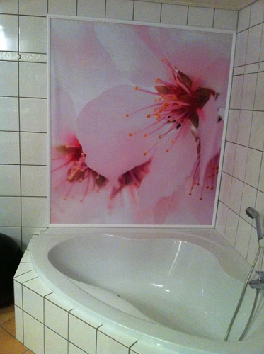 Bedruckter Stoff als Wandbild für Badezimmer