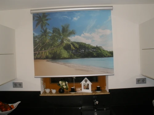 Foto-Kassettenrollo für das Küchenfenster bedruckt mit Palmenstrand