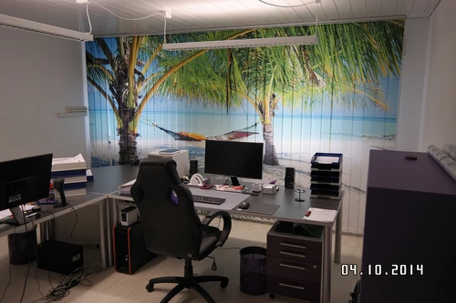 Foto-Lamellenvorhang für ein großes Büro-Fenster bedruckt mit Strand, Palmen, Meer und Hängematte