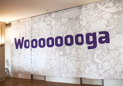 Foto-Schiebevorhang bedruckt mit Firmennamen und Comic-Collage für Wooga